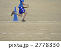 リレー競技中の女子中学生
