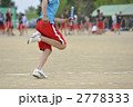 リレー競技中の男子中学生