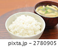 炊きたてご飯とアツアツお味噌汁。