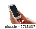 携帯電話にタッチする手