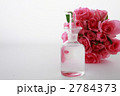 薔薇の花束と化粧水のビン