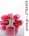 薔薇の花束と化粧水のビン