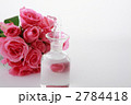 薔薇の花束と化粧水のビン