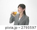 ビールをジョッキで飲むビジネスウーマン