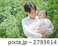 赤ちゃんを抱く母親