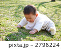 芝生の上で遊ぶ赤ちゃん