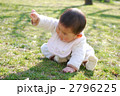 芝生の上で遊ぶ赤ちゃん