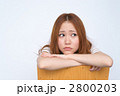 悩む若い女性