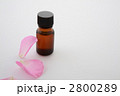 薔薇の花びらとエッセンシャルオイル