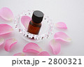 薔薇の花びらとエッセンシャルオイル