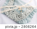水色の服とレース