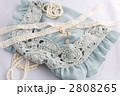 水色の服とレース