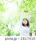 公園でストレッチする若い女性