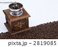 コーヒー豆とコーヒーミル