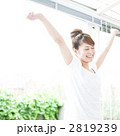 伸びをする若い女性