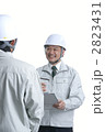 調整する作業員