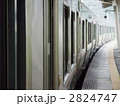 ホームに停車する列車