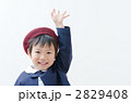 制服を着た幼稚園児の男の子