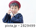 制服を着た幼稚園児の男の子
