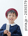 制服を着た幼稚園児の男の子
