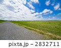 砂利道と青空