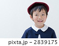 制服を着た幼稚園児の男の子