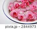 洗面器に浮かぶバラの花びら