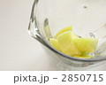 メロンとヨーグルトのスムージーの調理シーン