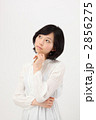 考える若い女性