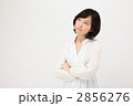 考える若い女性