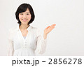 手をかざす若い女性