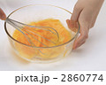 卵を混ぜる女性