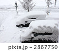 雪に埋もれた乗用車