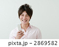 メールする20代の男性