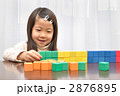 積木遊びをする女の子