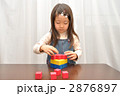 積木遊びをする女の子