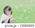 シャボン玉をする女の子