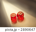 光の中の赤いサイコロ