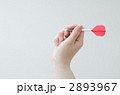 ダーツを持つ男性の手元