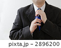 ネクタイを締める男性