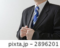 スーツのジャケットを持つ男性