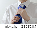ネクタイを締める男性