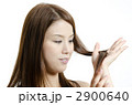 毛先を見る女性