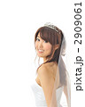 純白のウエディングドレスを着た女性