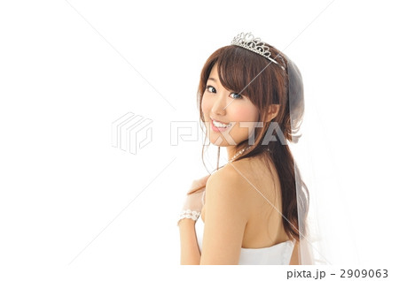 純白のウエディングドレスを着た女性
