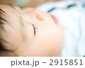 お昼寝をする赤ちゃん