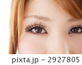 若い女性の目