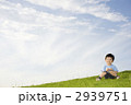 青空のもとで遊ぶ三歳の男児