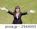 手を広げるOL