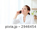 iPhoneで話す女の子